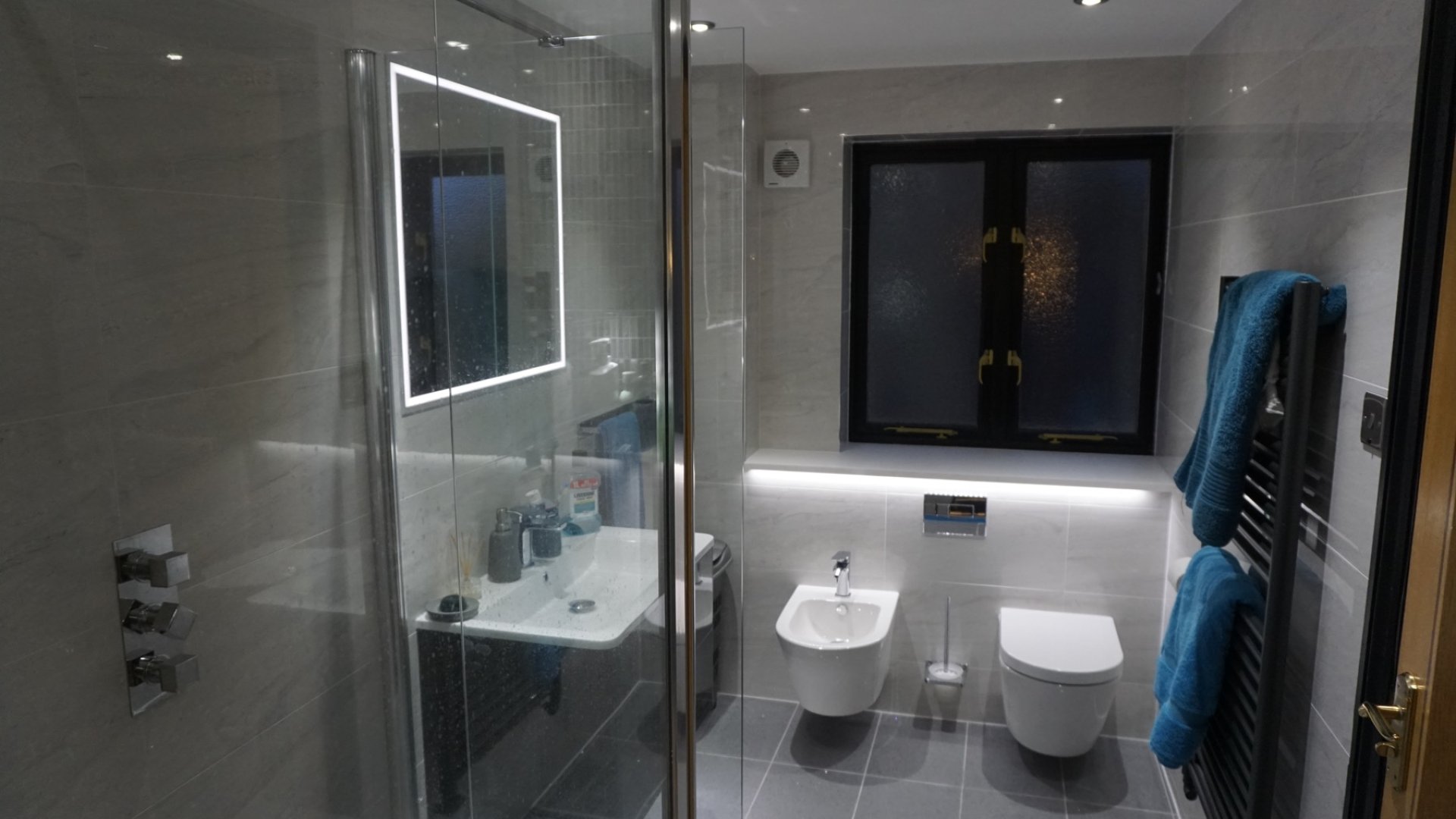 Bathroom fitters in Milton Keynes: en-suite with walk-in shower fitted by Crownhill Building Services in Furzton
